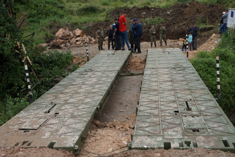 Vojska postavila pontonski most preko reke Trnavice (FOTO)