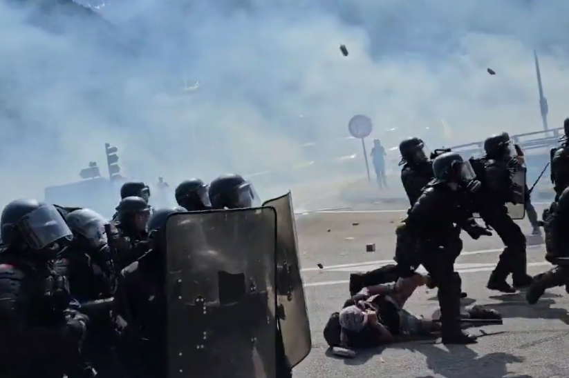 Žestoki sukobi sa demonstrantima! Francuzi blokirali auto-put, policija nije imala milosti - ispaljene i dimne bombe (VIDEO)