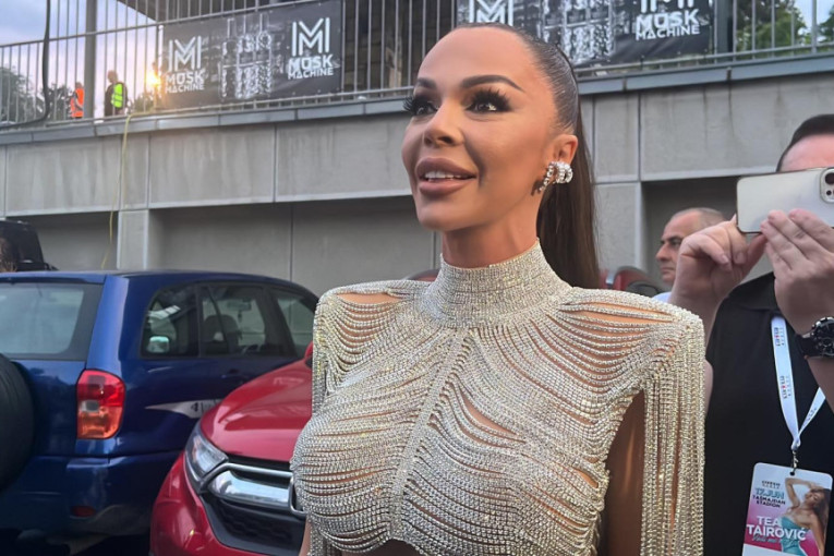 "Prinuđena sam!" Oglasila se pevačica nakon snimka gde skida gaćice, evo šta je istina