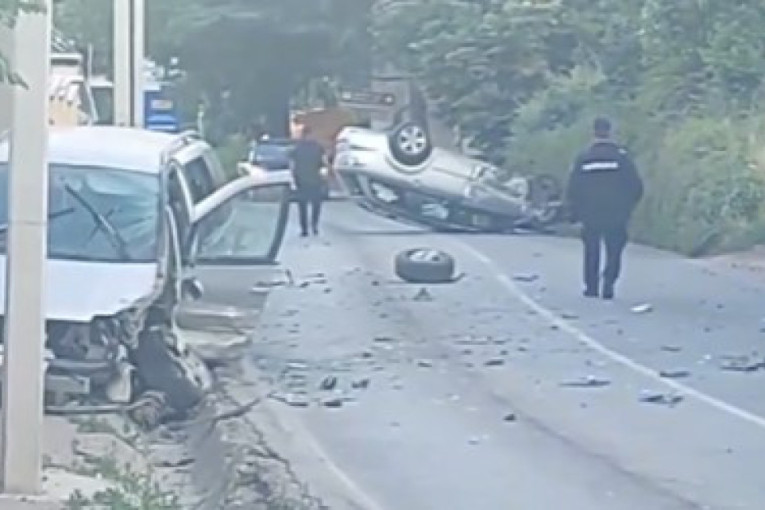 Teška nesreća kod Sremske Kamenice: Sudar dva automobila, jedan "zgužvan" od udarca u banderu, delovi rasuti po putu (VIDEO)