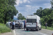 Od siline udara auto se prevrnuo na bok, ljudi su odmah pritčali da spasavaju povređene: Težak udes na magistrali smrti kod Čačka