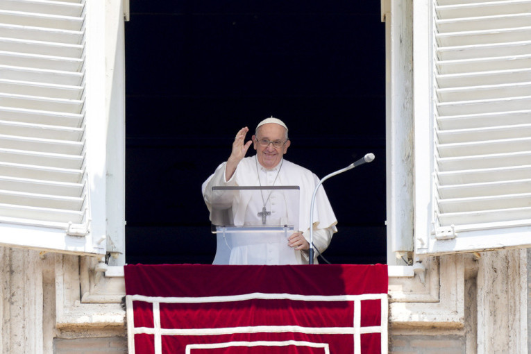 Papa Franja na Trgu Svetog Petra nakon izlaska iz bolnice: Pozdravilo ga 15.000 ljudi (VIDEO)