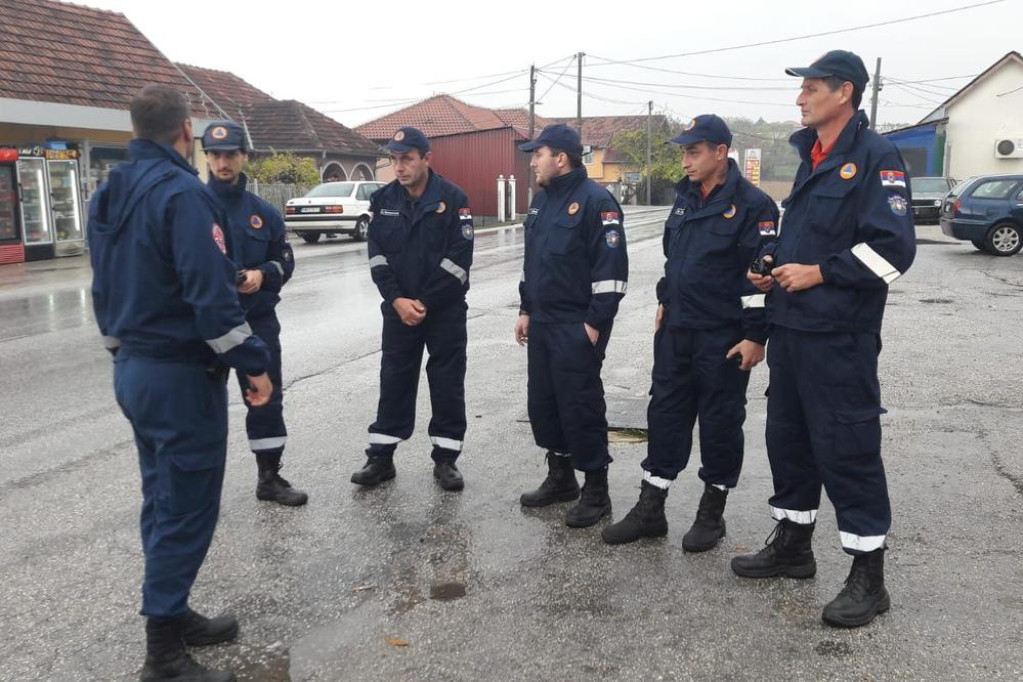 Heroji koji su radili bez predaha: Pripadnici Civilne zaštite iz Čačka evakuisali ugrožene ljude i spasavali domove (FOTO)