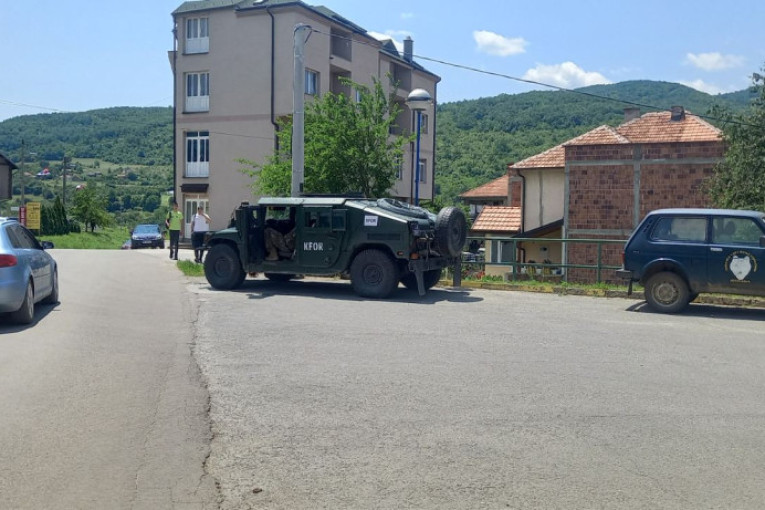 "Ne tucite nam decu"! Veliki broj Srba protestuje u Leposaviću, nadleću helikopteri Kfora (FOTO)