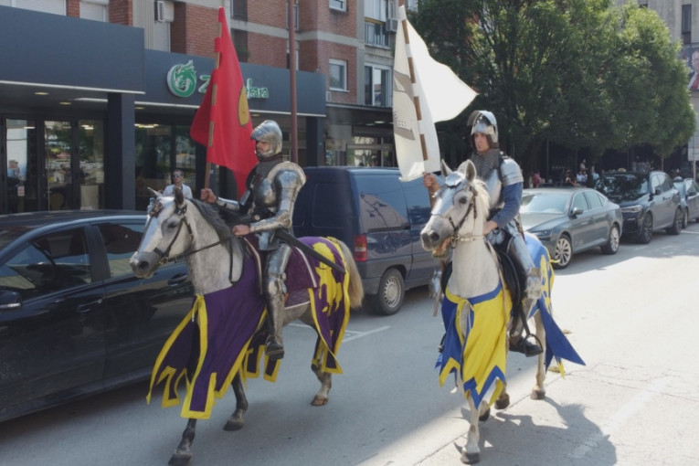 Neverovatan prizor iznenadio Čačane: Vitezovi na konjima prošetali gradom - na orginalan način najavaljen spektakl (FOTO/VIDEO)