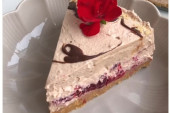 Recept dana: Torta plazma čokolada sa višnjama i jagodama, kremasto uživanje fenomenalnog ukusa