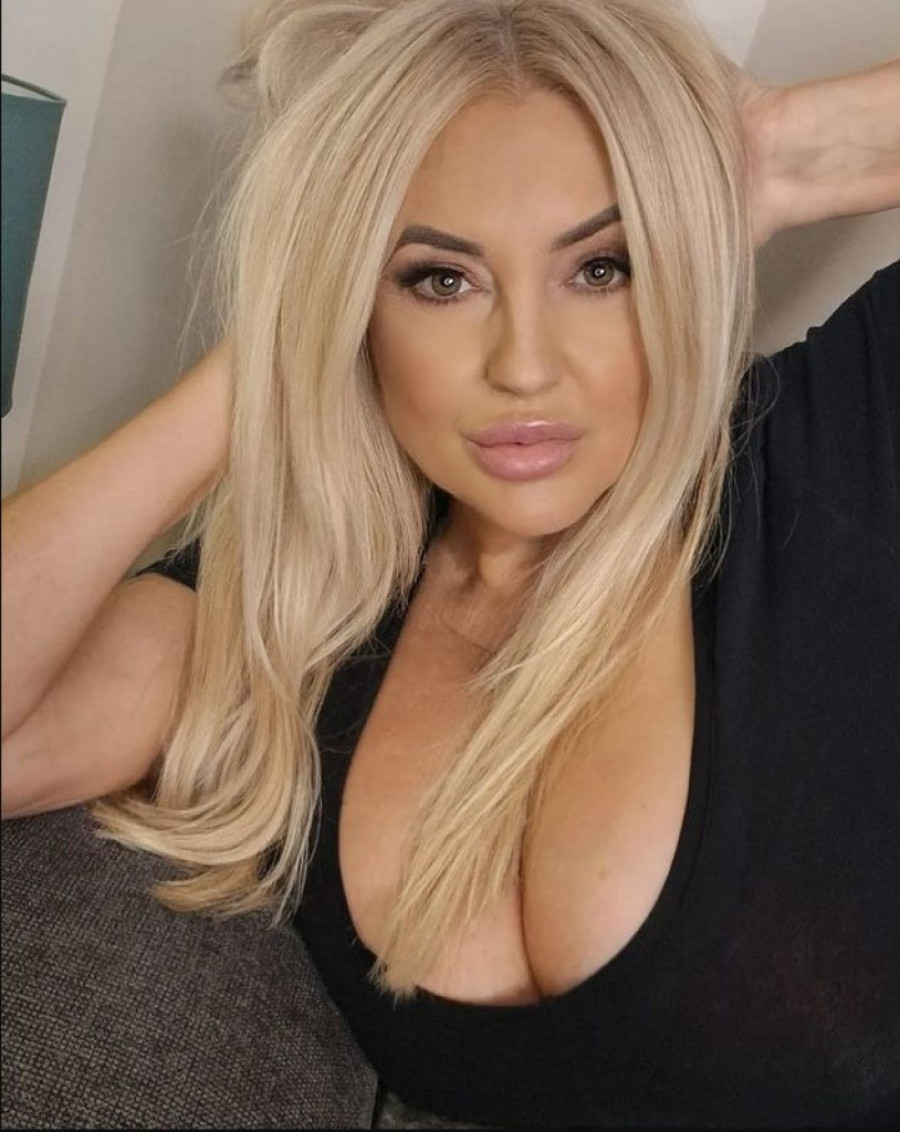 Našoj striptizeti sin pomaže u poslu! Šana zarađuje na Onlifensu: "Najbolje kad je porodična firma"