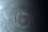 NASA snimila munju na Jupiteru: Uspeli da zavire ispod gustih oblaka najveće planete Sunčevog sistema (FOTO)