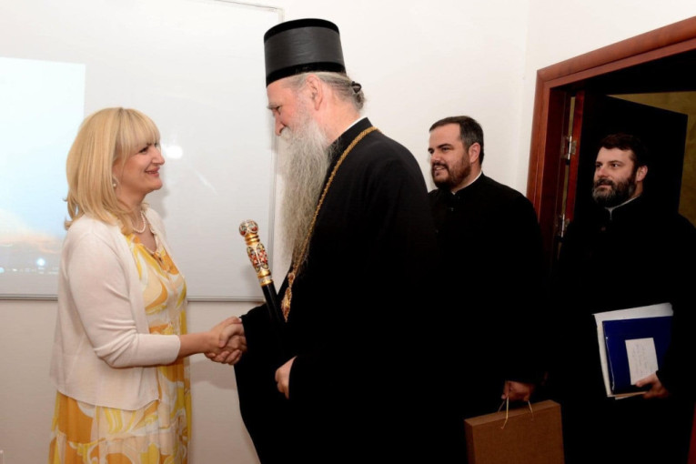 Mitropolit Joanikije posetio Skupštinu Podgorice i predsednici poklonio ikonu