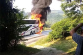 Zapalio se autobus na putu za Smederevo: Putnici hitno evakuisani! (FOTO)