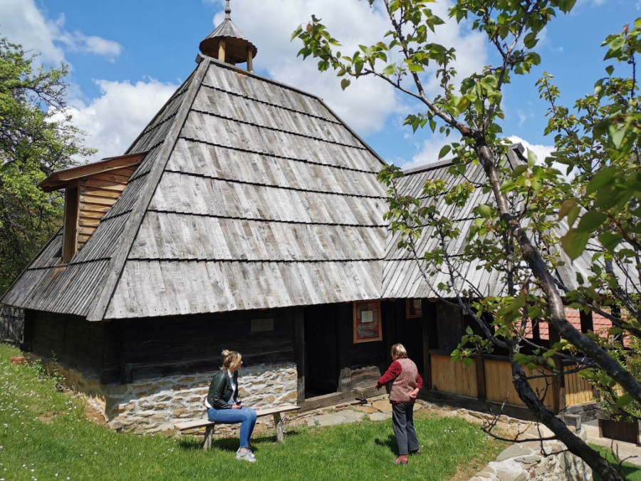 Dva sina Miloša Obrenovića sahranjena su u manastiru Nikolje: Tragična sudbina dece velikog srpskog vladara (FOTO)