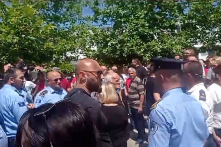 Protest u Gračanici: Srbi blokirali put zbog hapšenja Dragiše Milenkovića (FOTO)