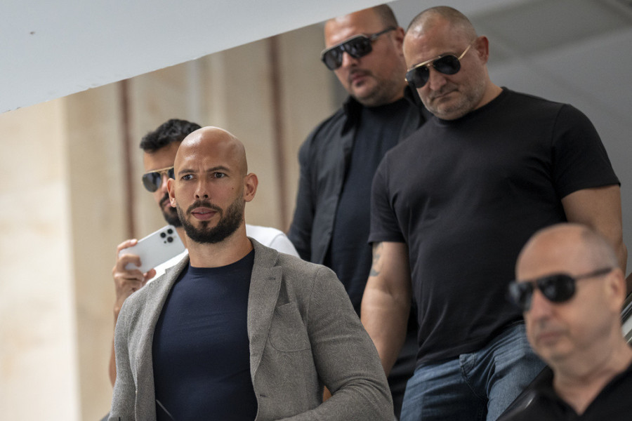 Ispred suda nastao haos kad se pojavio Endru Tejt: Telohranitelji gurali novinare, influenser ih ismejao (VIDEO/FOTO)