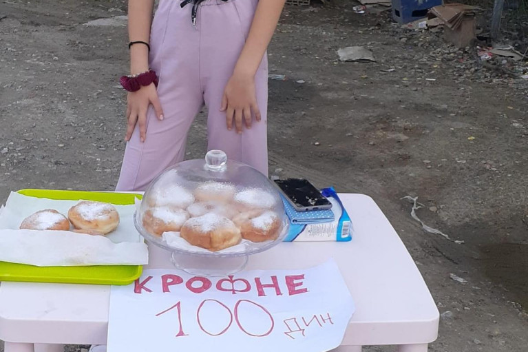 Devojčica prodaje krofne kako bi pomogla teško bolesnom tati: Mala Novosađanka održala lekciju humanosti i ljubavi
