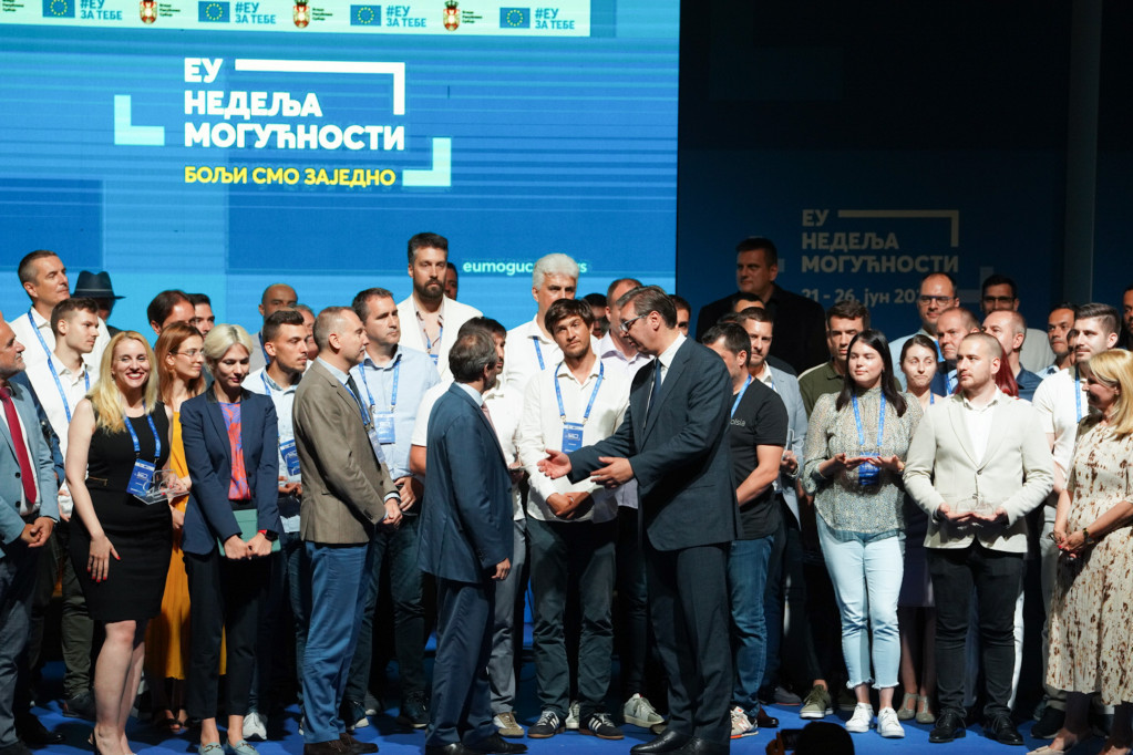 Vučić: Hvala EU na podršci koju pružate mladim i obrazovanim ljudima u Srbiji (FOTO)