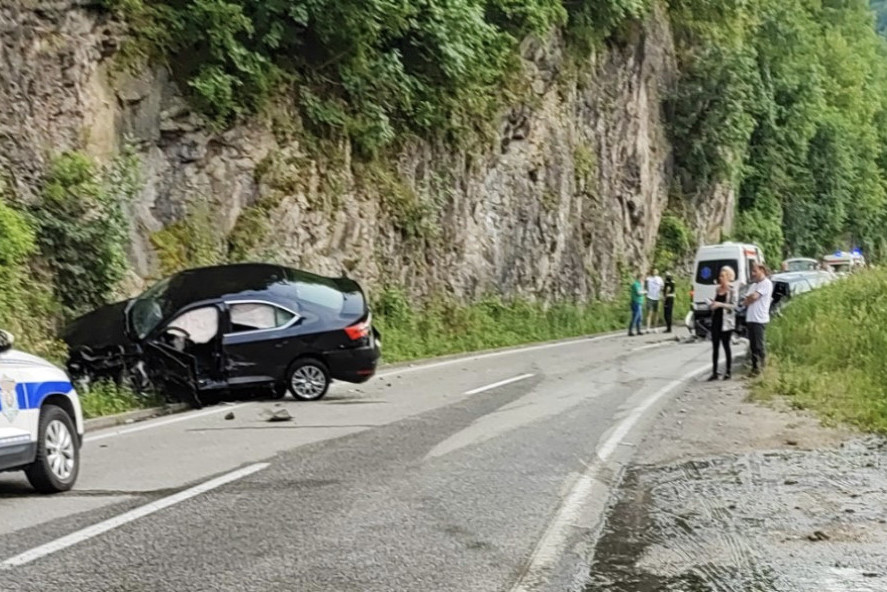 Teška saobraćajna nesreća kod Prijepolja: Hitna pomoć transportuje povređene (FOTO)