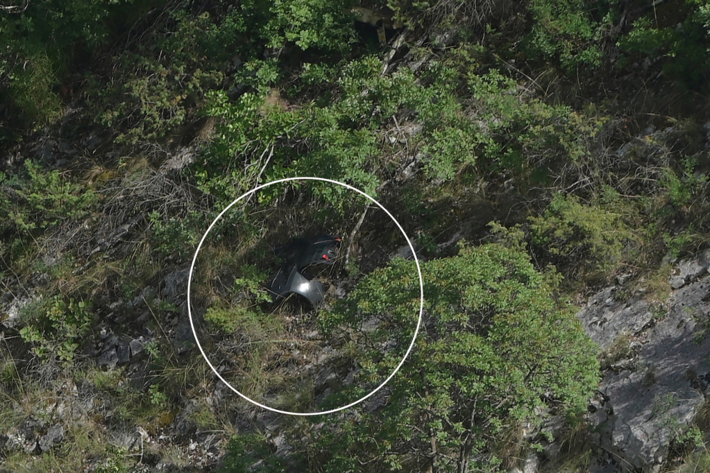 Srušio se helikopter kod Šibenika: Pronađena dva tela, za trećim se traga - sumnja se da je letelica zapela za žicu od zip lajna! (FOTO)