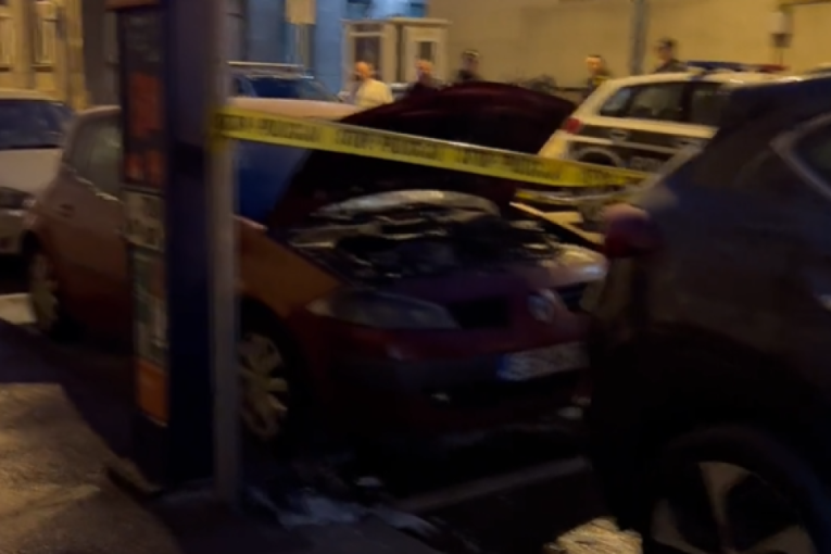 Zapalio se automobil u centru grada: Incident u Sarajevu, na licu mesta policija razvukla zaštitnu traku (VIDEO)