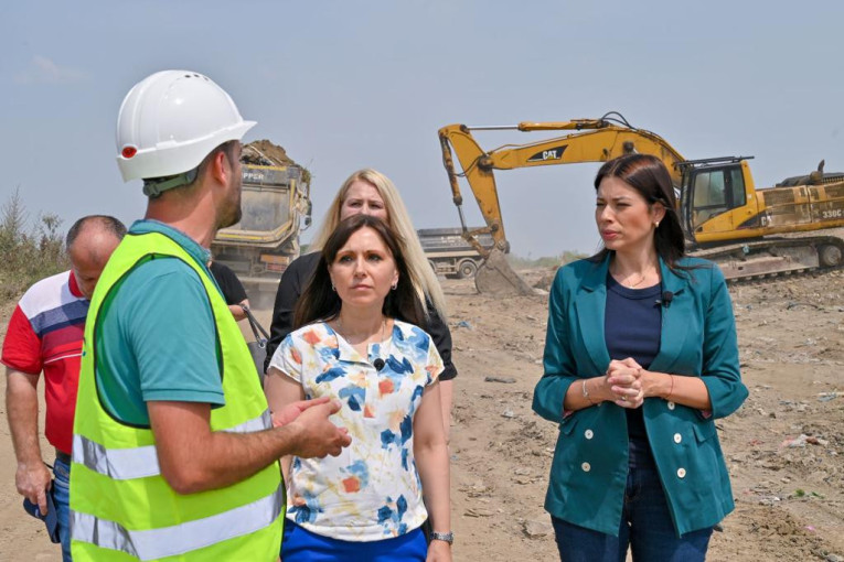 24 SEDAM RUMA Vujović obišla radove na zatvaranju nesanitarne deponije u Rumi: "Počeli smo rešavanje velikog ekološkog problema"