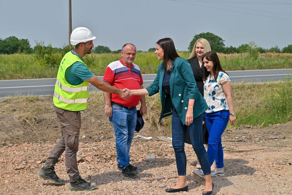 24 SEDAM RUMA Vujović obišla radove na zatvaranju nesanitarne deponije u Rumi: "Počeli smo rešavanje velikog ekološkog problema"