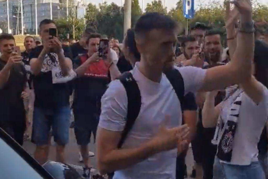 Partizanovci stigli u Arenu, ali su Grobari imali poseban doček za jednog košarkaša (VIDEO)