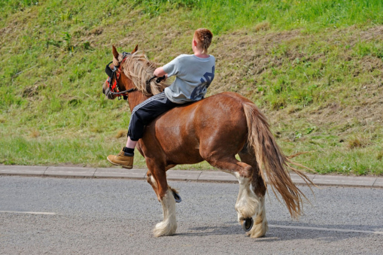 Leskovčanin sekirom udario čoveka pa odjahao na konju sa lica mesta: Policija intenzivno traga za njim