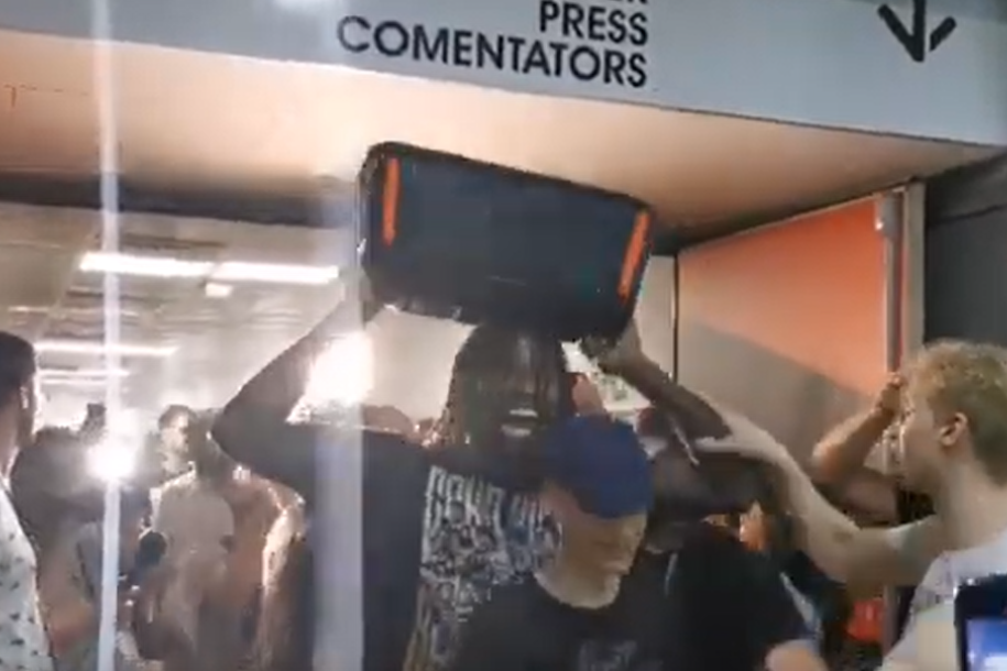 Lesor baš zna da napravi atmosferu! Uzeo je titulu, a onda i ogromni zvučnik (VIDEO)