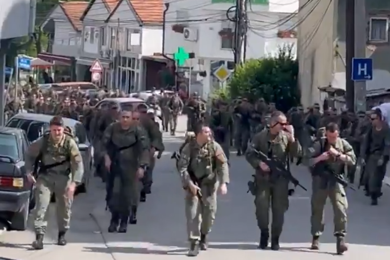 Kurti se sprema za rat! Stotine naoružanih specijalaca na ulicama južne Mitrovice, Vučić trenutno razgovara sa vojnim vrhom! (VIDEO)