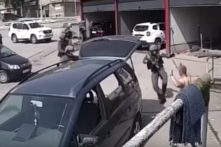 Kurtijev ministar Svečlja tvrdi: Suspendovan policajac koji je snimao uhapšenog Srbina