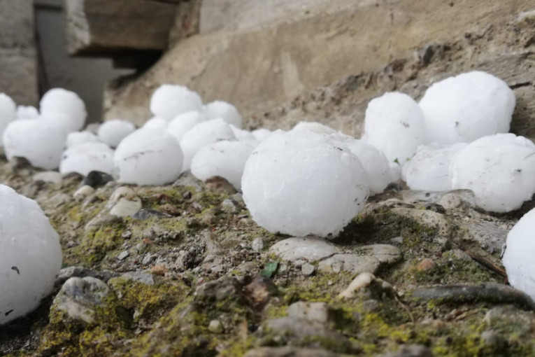 Grad se sručio na Zlatibor, u Novoj Varoši padale ledenice veličine oraha! Meštani dele neverovatno snimke