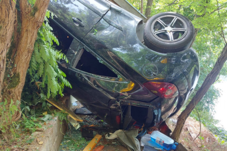 Vozač izgubio kontrolu i sleteo u kanjon Morače: Povređeno dvoje državljana Srbije