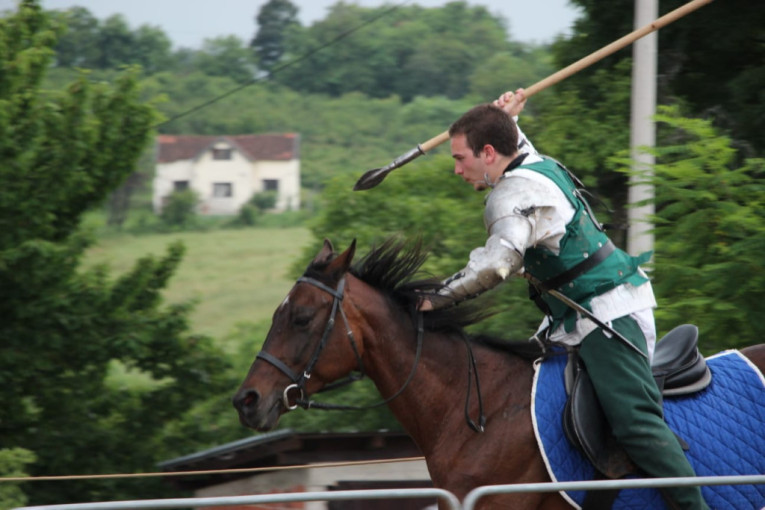 Oklop težak 40 kilograma, brzi konji i oštar mač: Oni su pravi srpski vitezovi koji ne odustaju od čuvanja tradicije (FOTO)