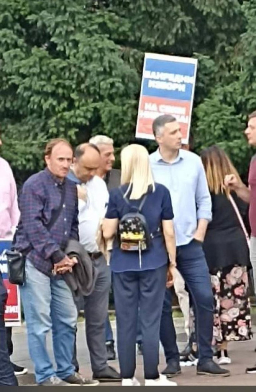 Boško Obradović pod zastavom duginih boja: Desničar protestuje zajedno sa pripadnicima LGBT zajednice (FOTO)