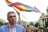 Boško Obradović pod zastavom duginih boja: Desničar protestuje zajedno sa pripadnicima LGBT zajednice (FOTO)