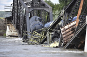 Srušio se most preko reke Jelouston: Opasne materije dospele u vodu