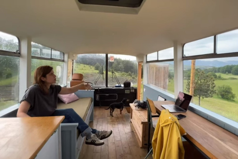 Anja i Strahinja od autobusa napravili stan: Ovde žive sa blizancima, prethodno su imali "lubeničar" koji su prodali  (VIDEO)