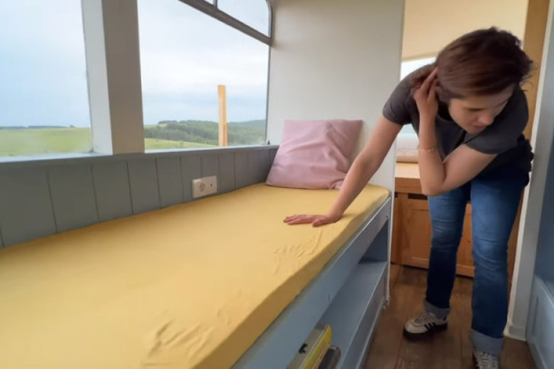 Anja i Strahinja od autobusa napravili stan: Ovde žive sa blizancima, prethodno su imali "lubeničar" koji su prodali  (VIDEO)