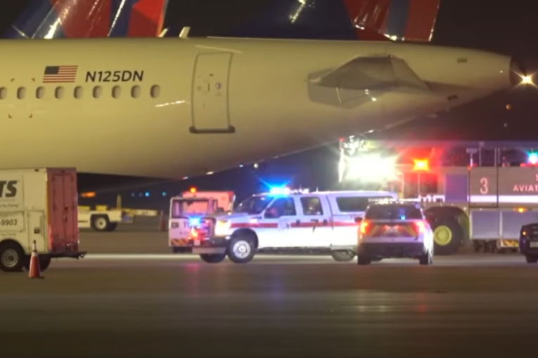 Radnik aerodroma poginuo kada ga je usisao motor aviona na pisti (VIDEO)