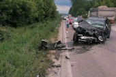 Užasna saobraćajna nesreća u Valjevu! Od siline sudara prevrnuo se kombi (FOTO)