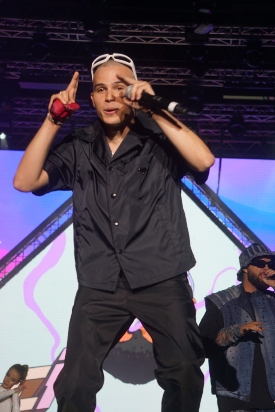 Pevači se oglasili zbog nevaspitanih klinaca koji su ih gađali na bini: Vojaž i Ema Radujko otkrili kako se osećaju