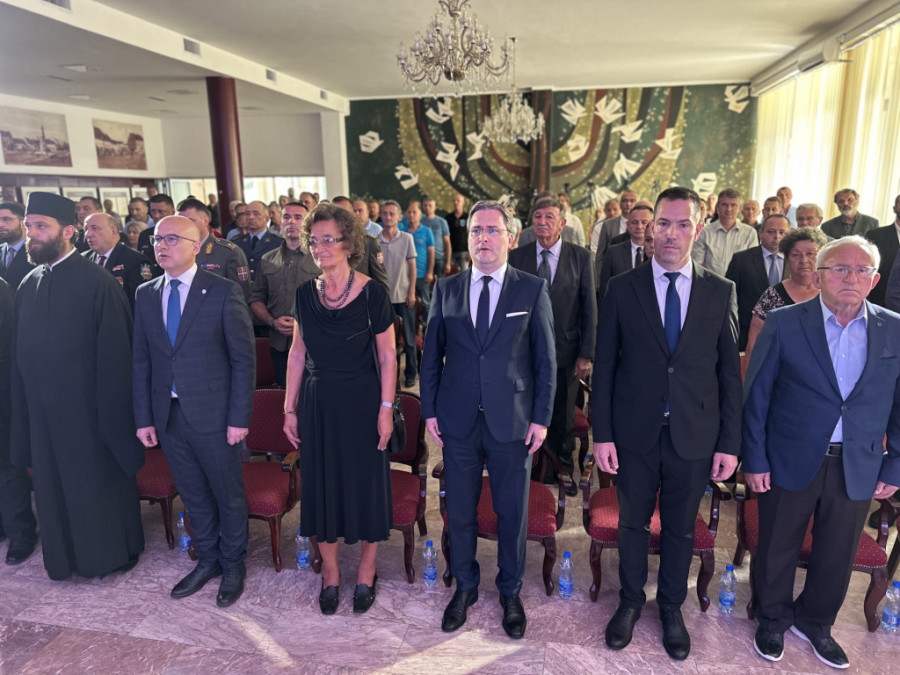 Tužna sam, ali i zahvalna što naša deca nisu zaboravljena: Nada čiji su sinovi poginuli na KiM primila prvu Boračku spomenicu u Srbiji