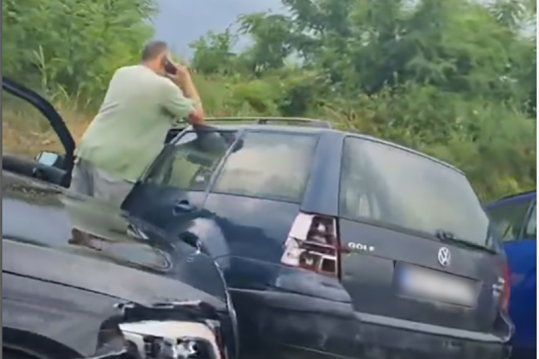 Lančani sudar kod Šapca, delovi automobila rasuti po putu: Škoda sletela u kanal, na licu mesta i policija (VIDEO)