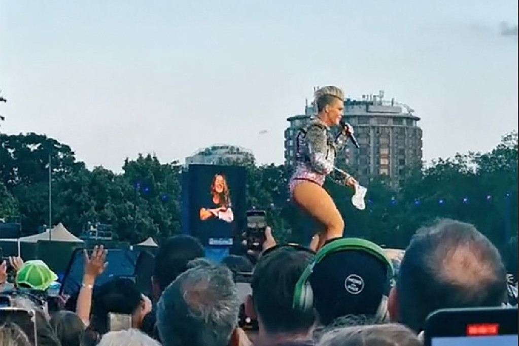 Bizarno! Pevačicu na koncertu fan gađao pepelom svoje majke, ona se šokirala: Ne znam kako se osećam (VIDEO)