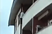 Uhvatili je oko struka i prebacili preko ograde: Snimak spasavanja žene u centru Loznice (VIDEO)
