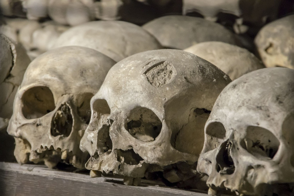 Pronađena masovna grobnica sa 450 obezglavljenih tela: Glave postavljene između nogu, a svaka lobanja je imala nešto u ustima