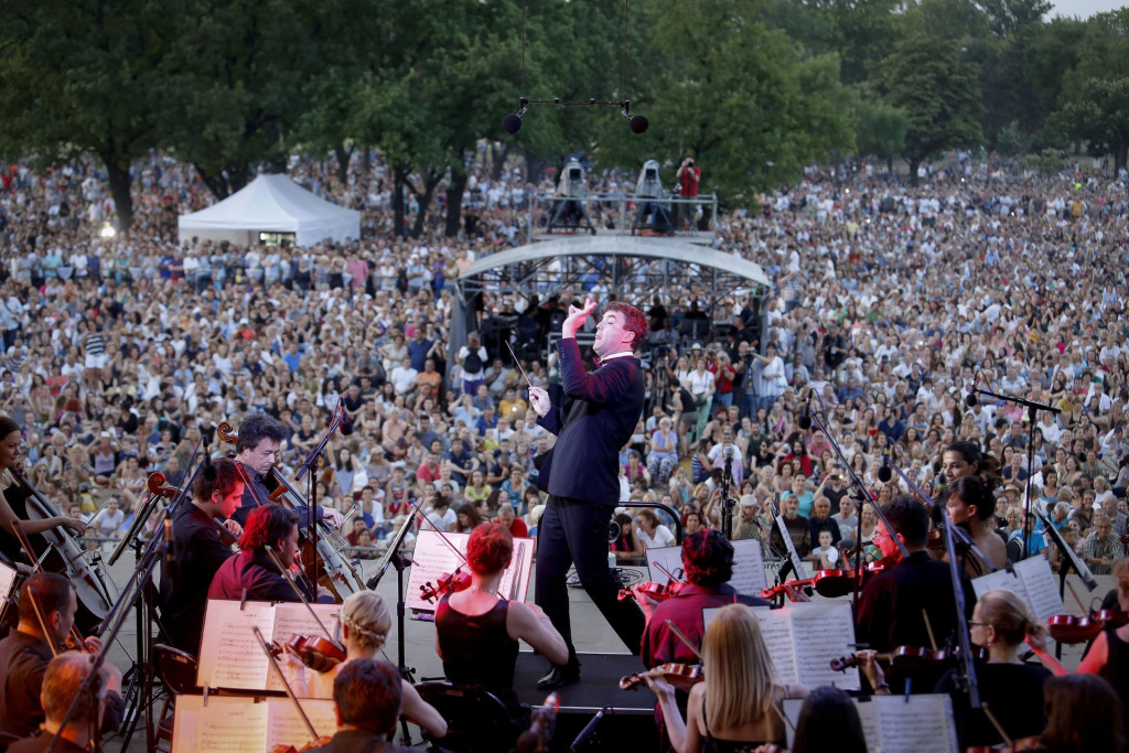 Beogradska filharmonija dobila svoju poštansku marku: Portret Ivana Tasovca (FOTO)