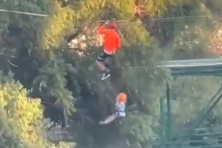 Dečak pao sa ziplajna visokog 12 metara: Posmatrači snimili stravičan pad, u trenu se sve pretvorilo u vriske (VIDEO)