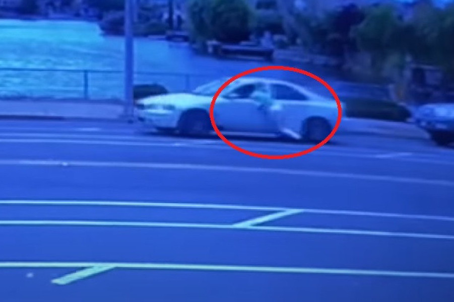 Automobil vukao ženu po putu jer nije želela lopovu da dopusti da ode sa njenim naočarima "guči" (VIDEO)