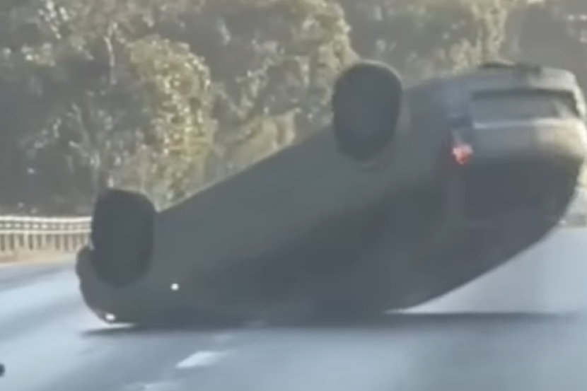 Kola se prevrnula na krov na auto-putu, a muškarac izašao sa nožem u ruci kako bi se obračunao sa drugim vozačem (VIDEO)