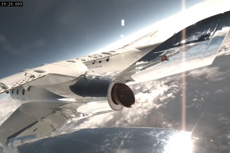 "Virgin Galactic" lansirao svoj prvi komercijalni let u svemir: Ko su putnici i koliko će karta ubuduće koštati? (VIDEO)